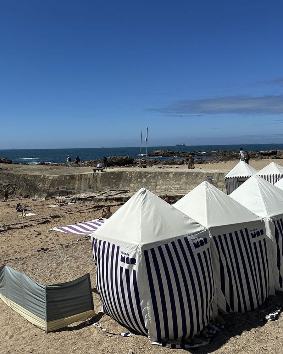 Praia do Molhe ao meio-dia, com barracas às riscas