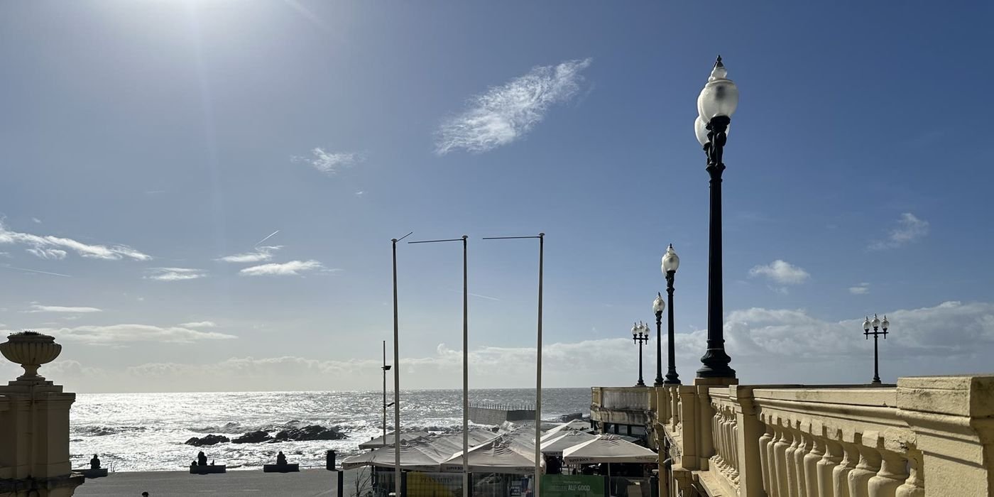 Passeio da Foz com balaustrada e candeeiros, à porta do restaurante